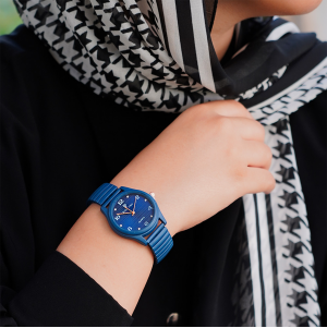 عرض قطعتين ( ساعة عقارب اللون كحلي - انسيال خرزة زرقاء ديل فار )